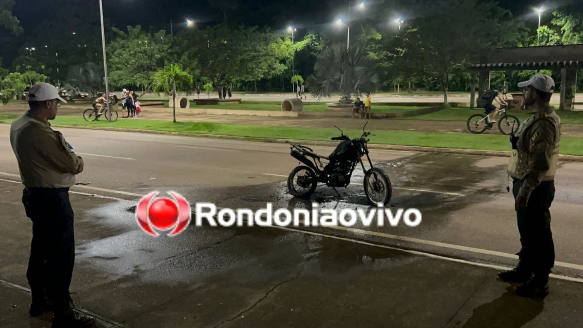 VÍDEO: Motocicleta é destruída por incêndio no Espaço Alternativo 