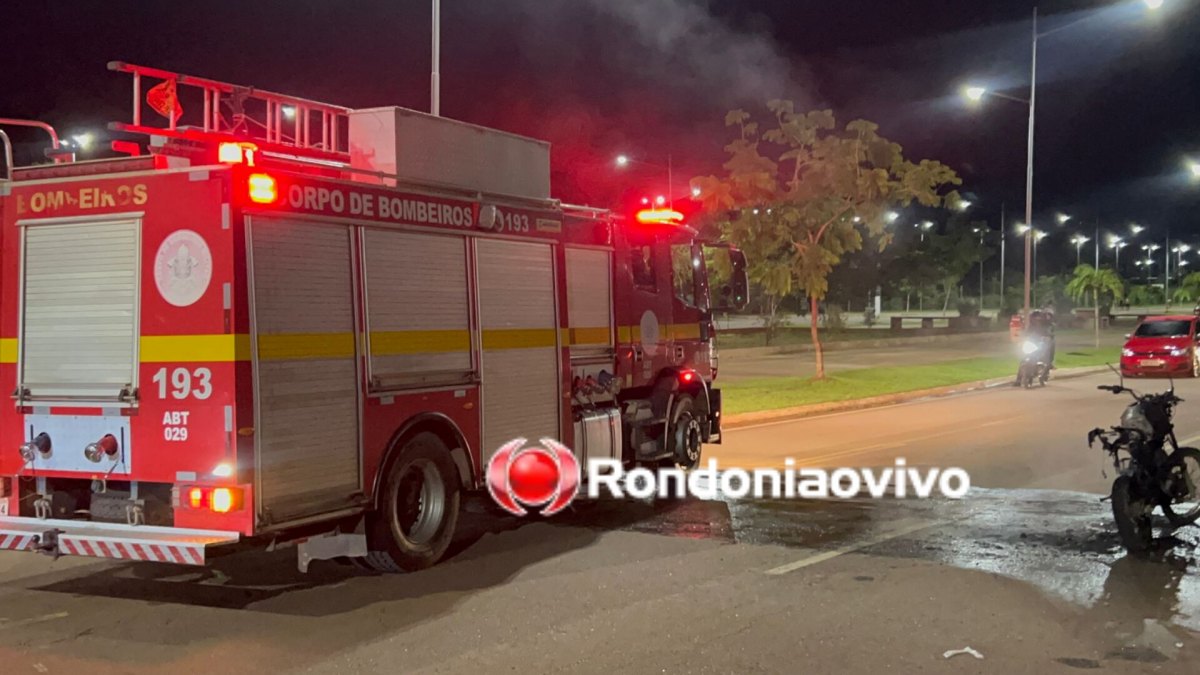 VÍDEO: Motocicleta é destruída por incêndio no Espaço Alternativo 