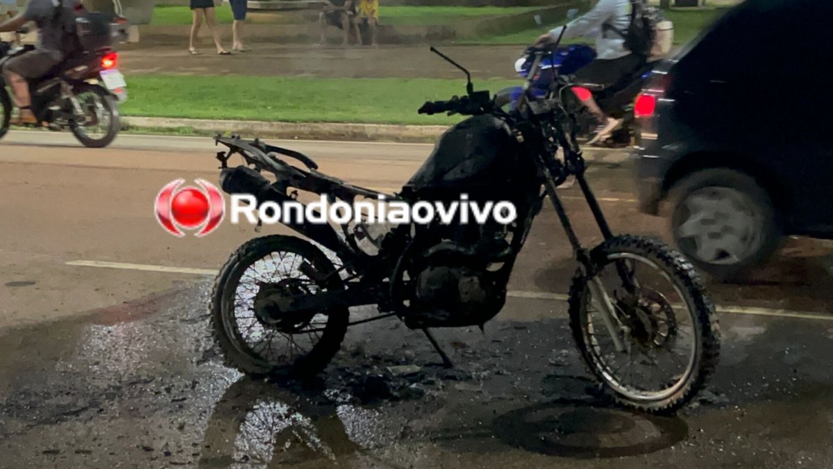 VÍDEO: Motocicleta é destruída por incêndio no Espaço Alternativo 
