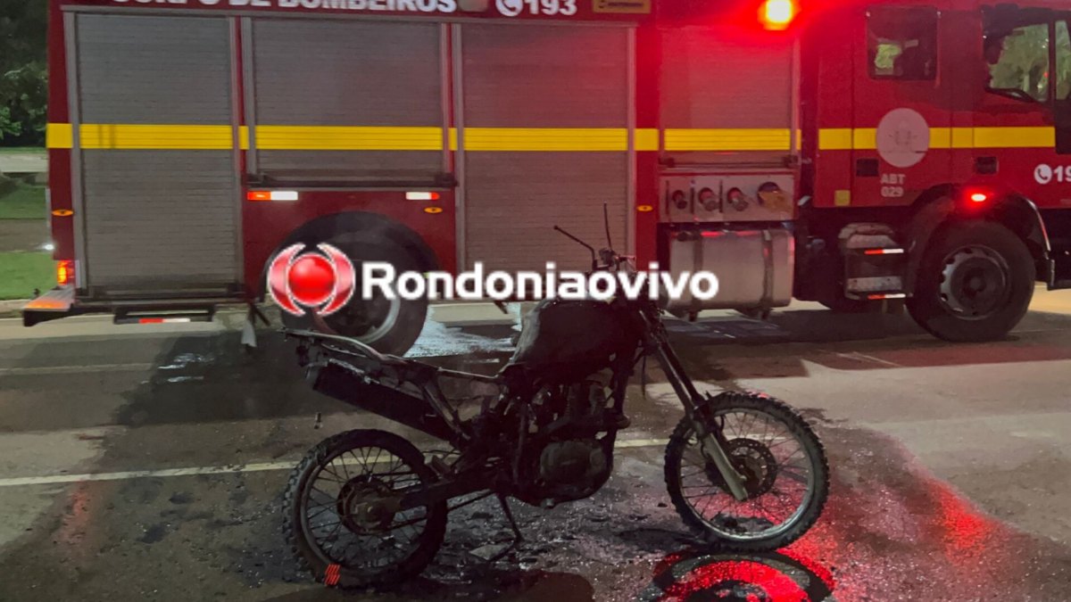 VÍDEO: Motocicleta é destruída por incêndio no Espaço Alternativo 