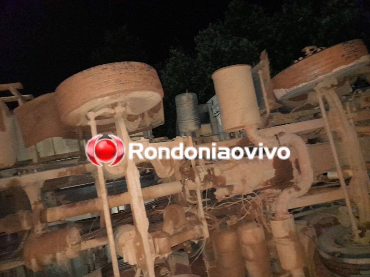 ACIDENTE: Caminhão tomba e interrompe trânsito de veículos na Estrada da Areia Branca 