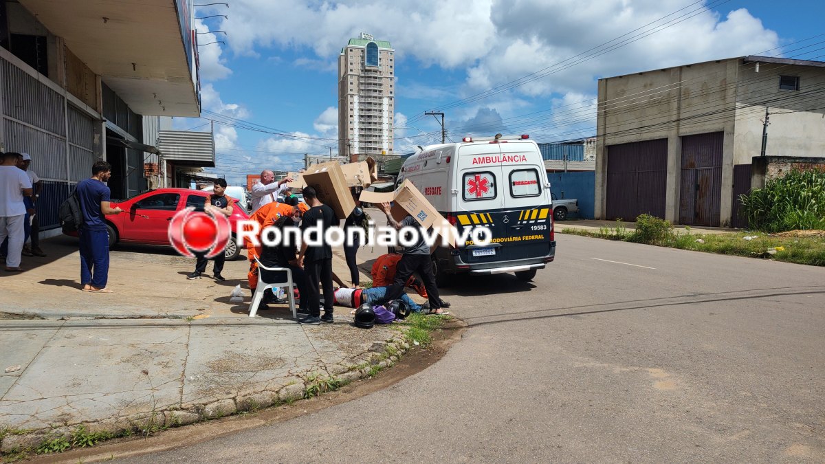 VÍDEO: Homem e mulher ficam feridos após forte batida entre carro e moto