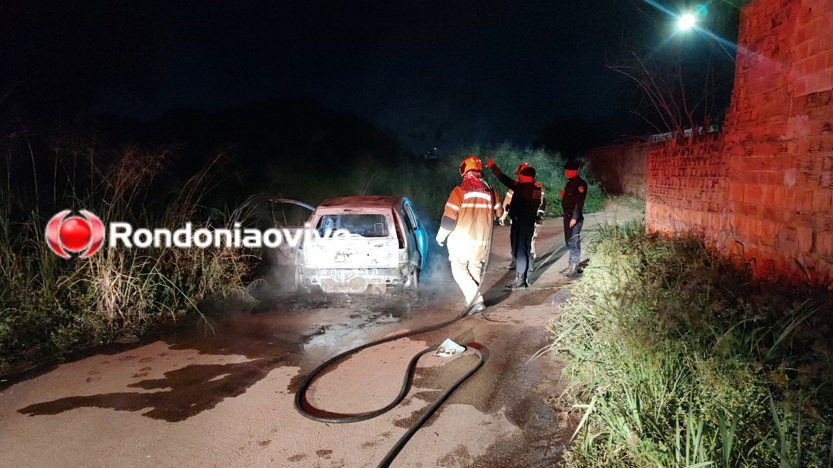 'DONO SUMIU': Carro é completamente destruído por incêndio na capital 