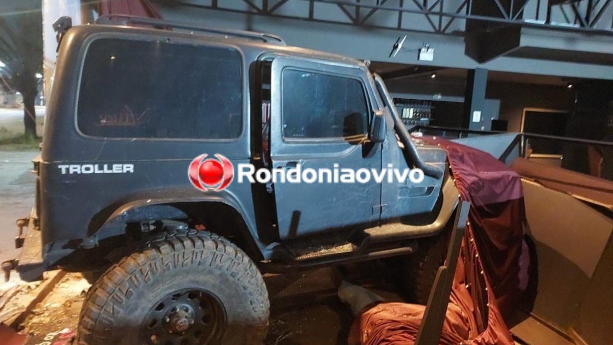 ACIDENTE: Carro Jeep Troller invade casa noturna na região Central da capital 