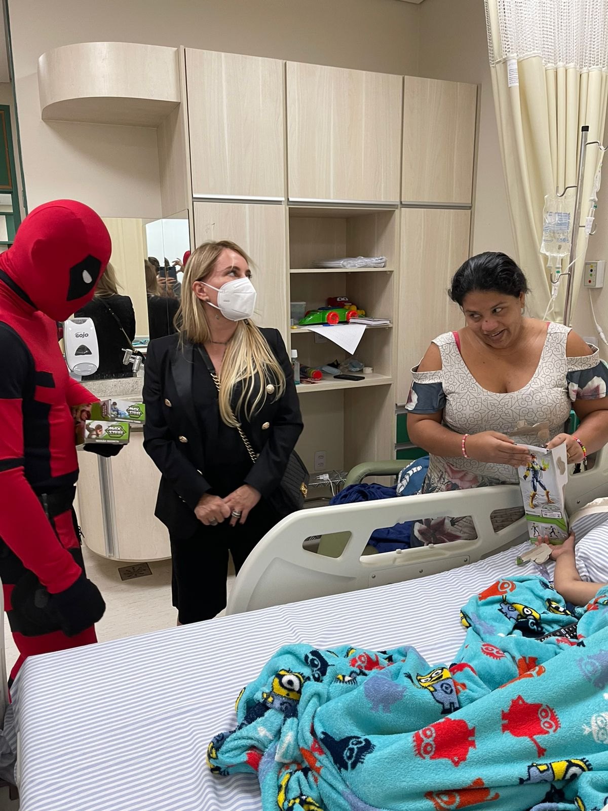 NATAL DE ESPERANÇA: Ieda Chaves leva presentes para crianças internadas no Hospital de Amor