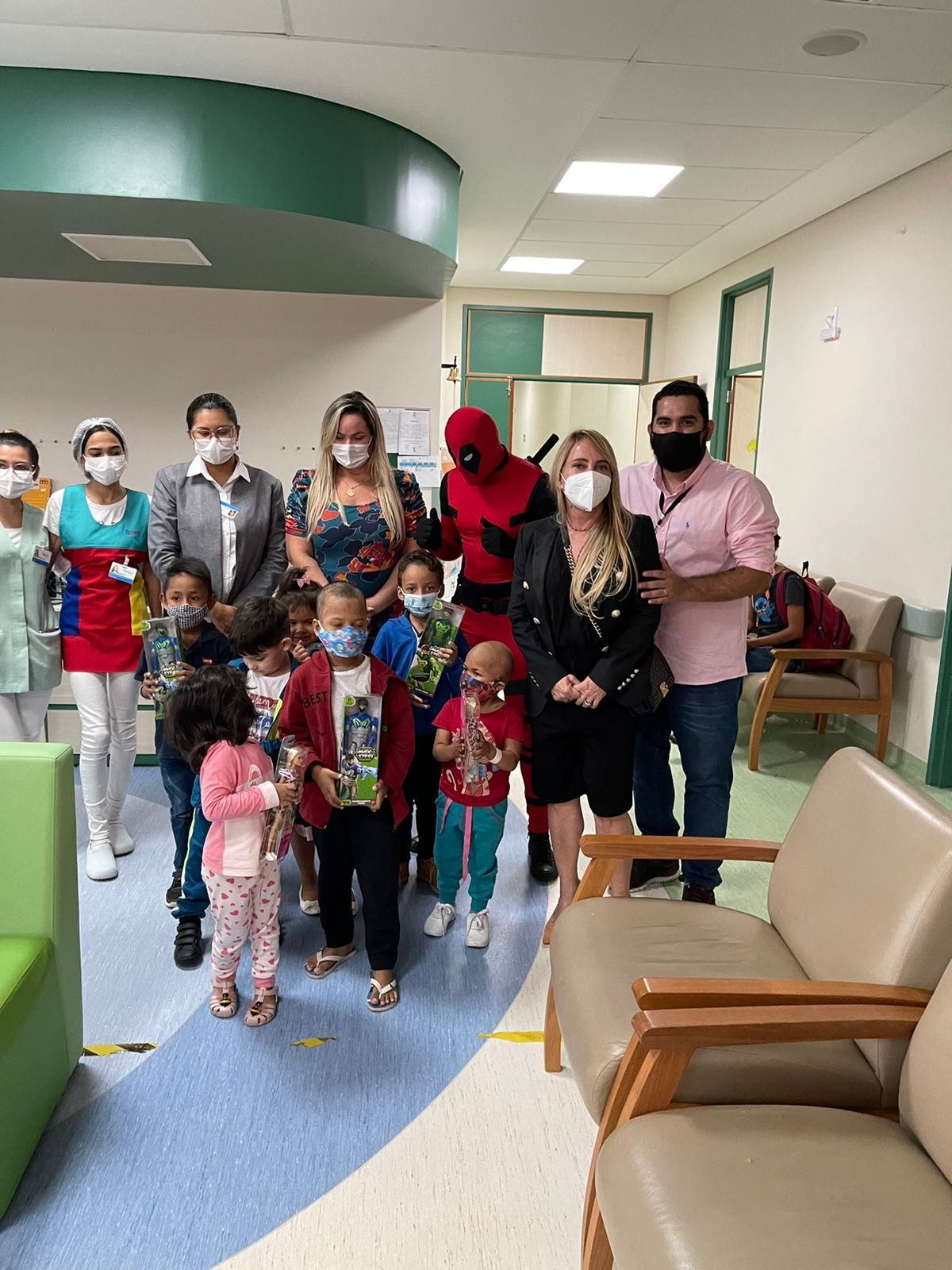 NATAL DE ESPERANÇA: Ieda Chaves leva presentes para crianças internadas no Hospital de Amor