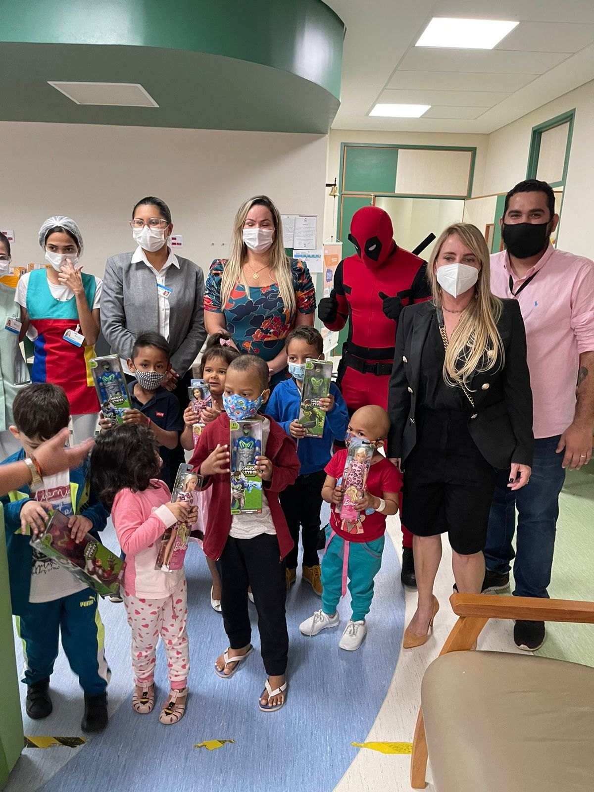 NATAL DE ESPERANÇA: Ieda Chaves leva presentes para crianças internadas no Hospital de Amor