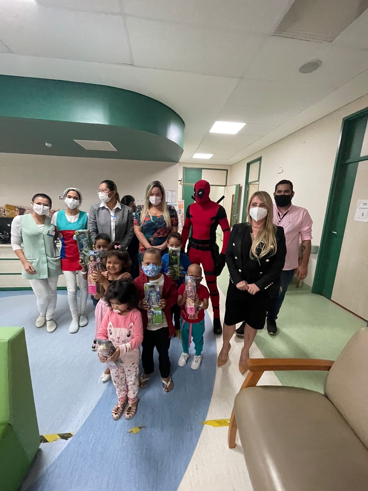 NATAL DE ESPERANÇA: Ieda Chaves leva presentes para crianças internadas no Hospital de Amor