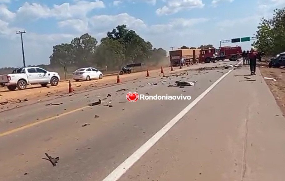 ASSISTA: Colisão frontal entre Hilux e caminhão na BR 364 mata dois homens