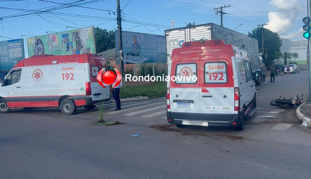 ATUALIZADA: Mulher tem perna dilacerada em acidente envolvendo moto e caminhão