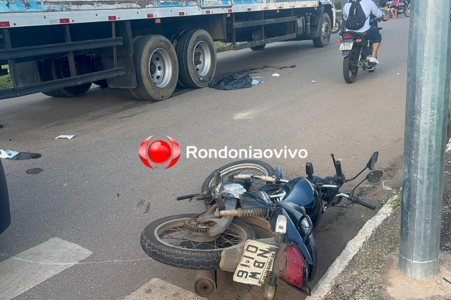ATUALIZADA: Mulher tem perna dilacerada em acidente envolvendo moto e caminhão
