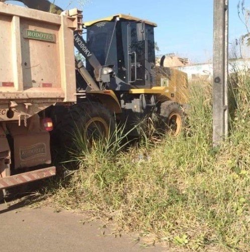 SERVIÇOS: Semusb atende pedido de Márcio Pacele e realiza limpeza no Bairro Flamboyant