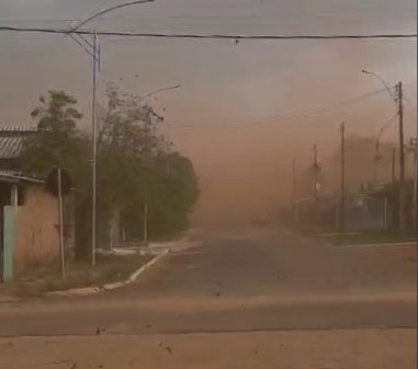 EM CABIXI: Vendaval levanta nuvem de poeira e provoca estragos, no Cone Sul de Rondônia