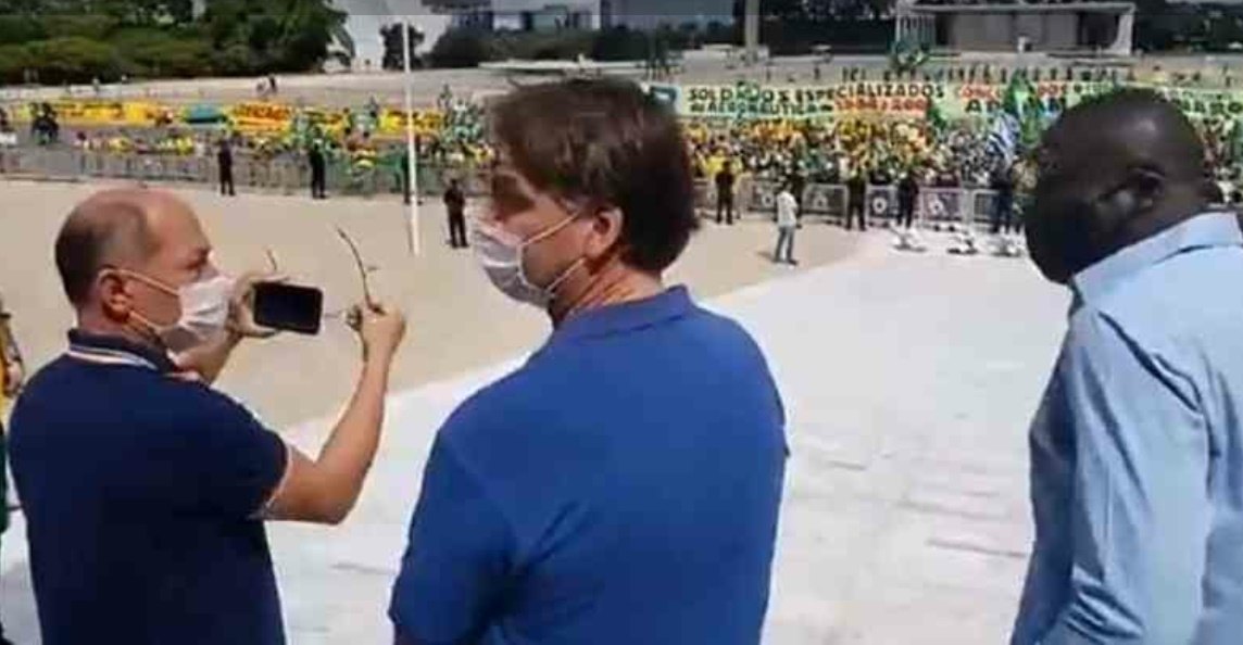 ATO: Coronel Chrisostomo ao lado de Bolsonaro em manifestação no DF