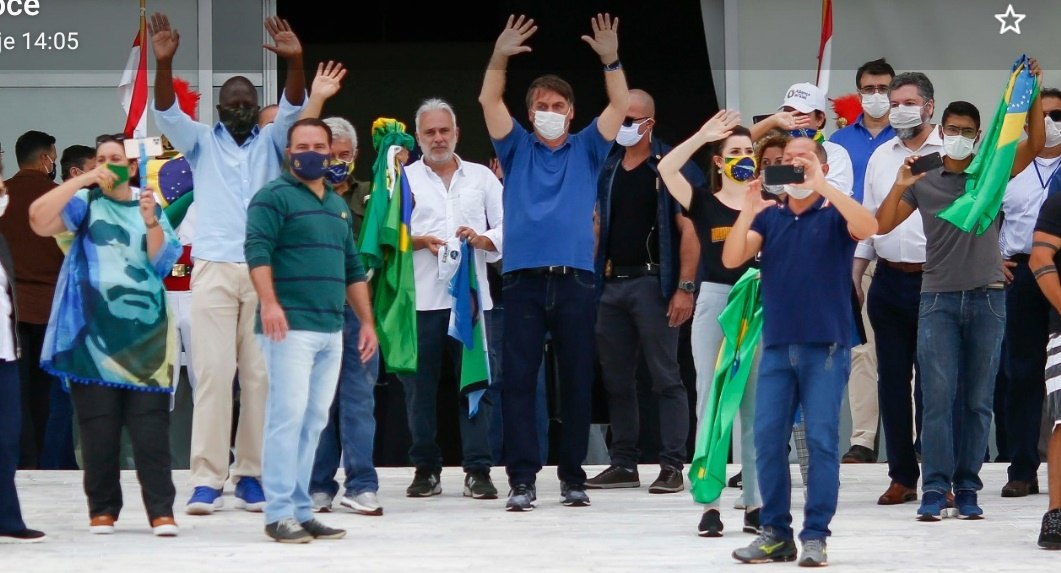 ATO: Coronel Chrisostomo ao lado de Bolsonaro em manifestação no DF