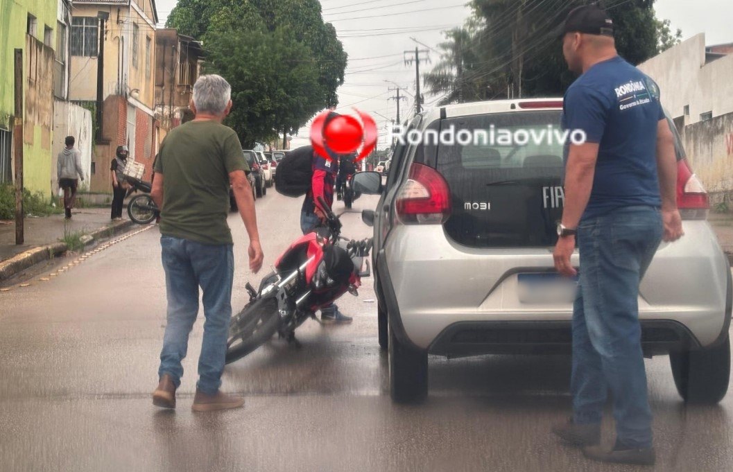 NO CENTRO: Condutor de carro da Sesau avança e provoca acidente com motociclista 