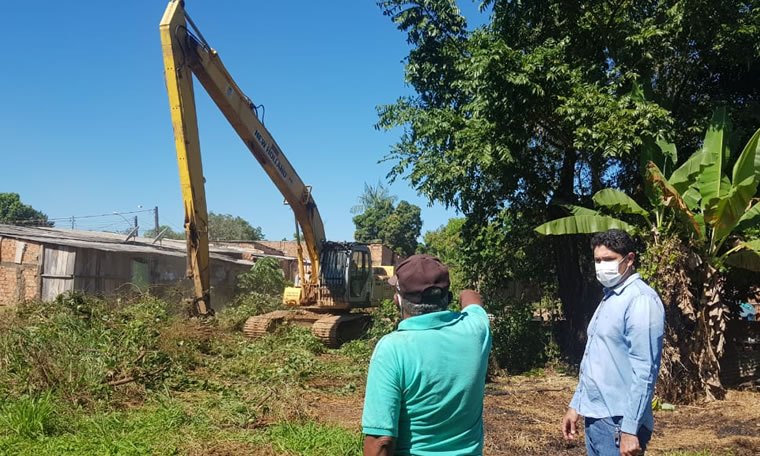 FORÇA TAREFA: Prefeitura atende pedido de Márcio Pacele e realiza limpezas de córrego e rua 