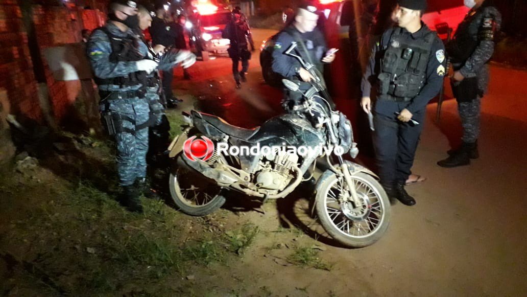 PERSEGUIÇÃO E ACIDENTE: Casal armado e em motocicleta bate de frente com viatura da PM durante fuga