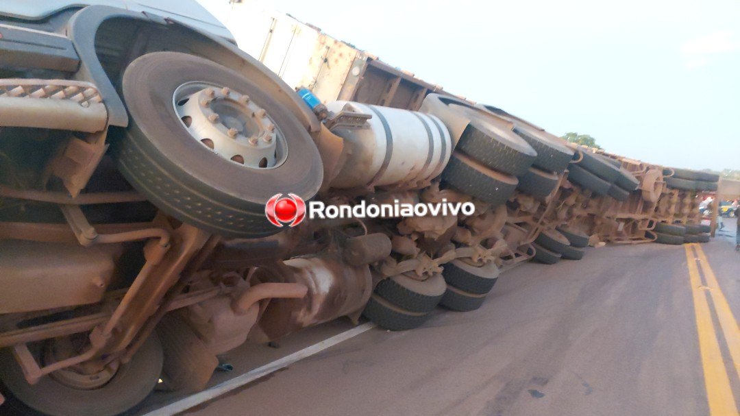 ROUBO- VÍDEO: Carreta tomba na ponte do rio Madeira e população saqueia carga