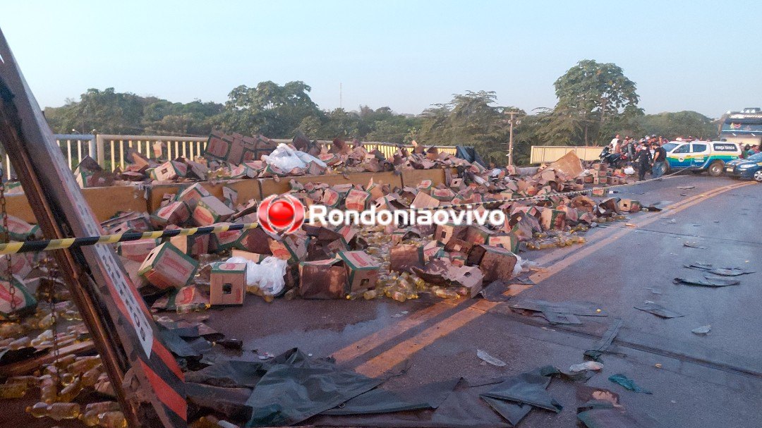 ROUBO- VÍDEO: Carreta tomba na ponte do rio Madeira e população saqueia carga