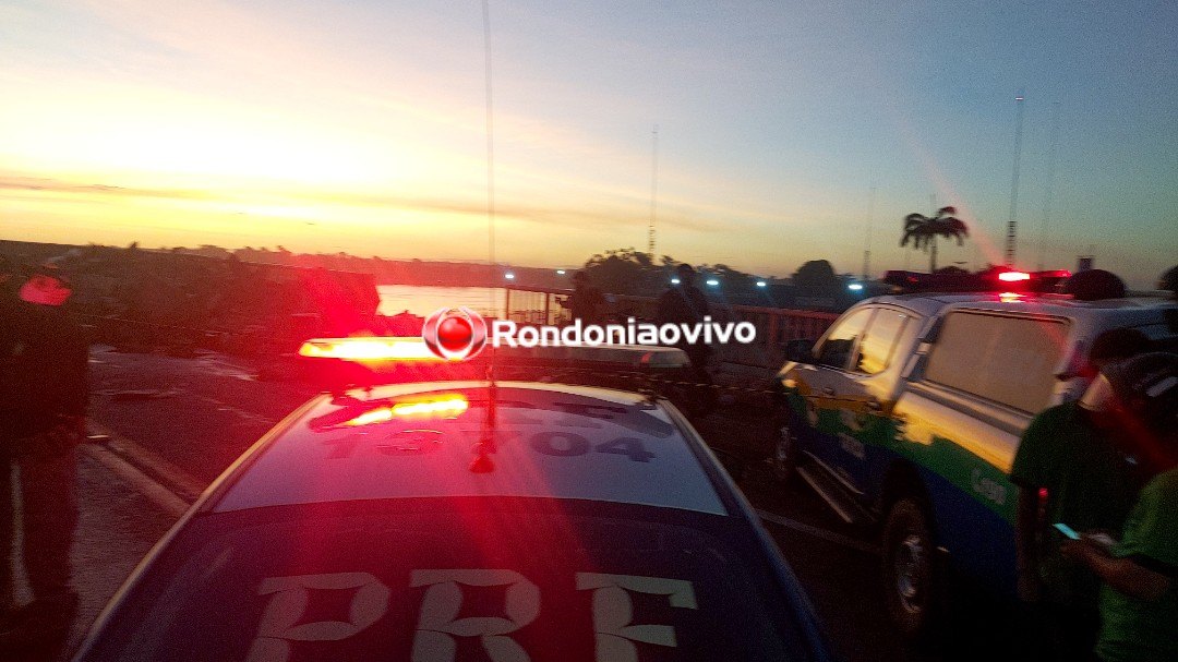 ROUBO- VÍDEO: Carreta tomba na ponte do rio Madeira e população saqueia carga