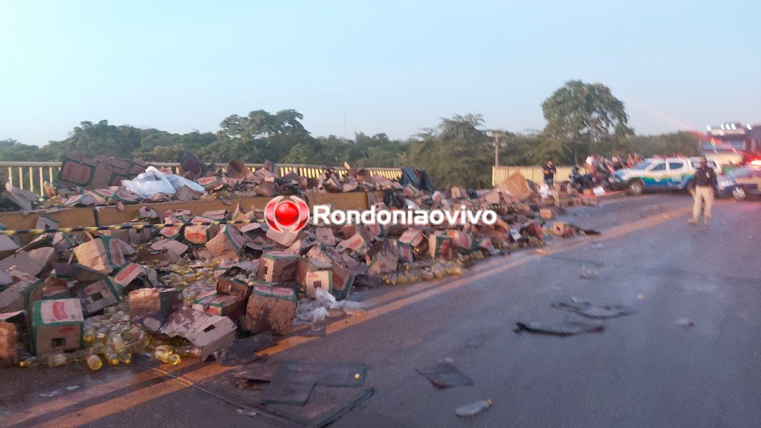 ROUBO- VÍDEO: Carreta tomba na ponte do rio Madeira e população saqueia carga