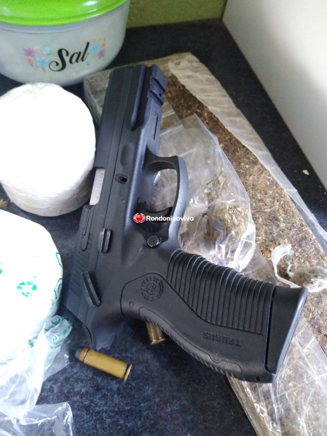 BOCA DE FUMO: Casal é preso com um quilo e meio de maconha e R$ 28 mil do tráfico