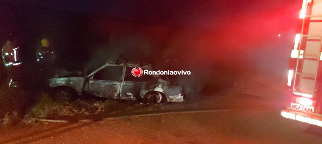 CONFIRA O VÍDEO: Carro é incendiado após motorista fugir de acidente