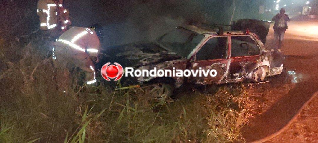 CONFIRA O VÍDEO: Carro é incendiado após motorista fugir de acidente