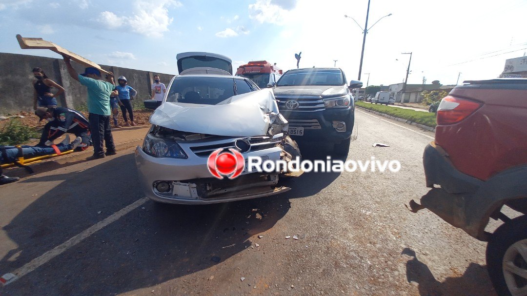 ASSISTA: Colisão entre cinco veículos deixa idosa gravemente ferida