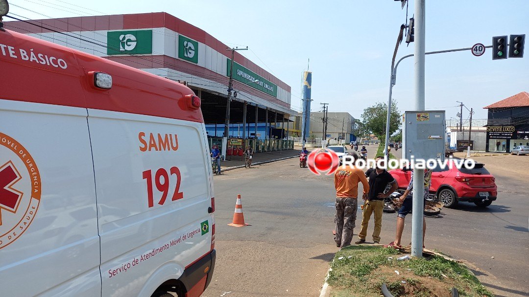 ASSISTA O VÍDEO: Motorista de carro foge após acidente com motociclista em semáforo