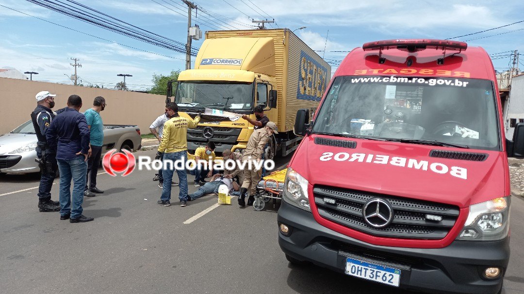 ASSISTA: Grave acidente envolvendo carro, moto e caminhão dos Correios