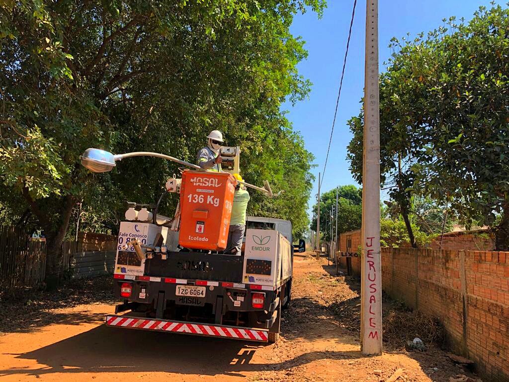 PEDIDO DE MÁRCIO MIRANDA: Emdur realiza serviço de iluminação pública em várias ruas