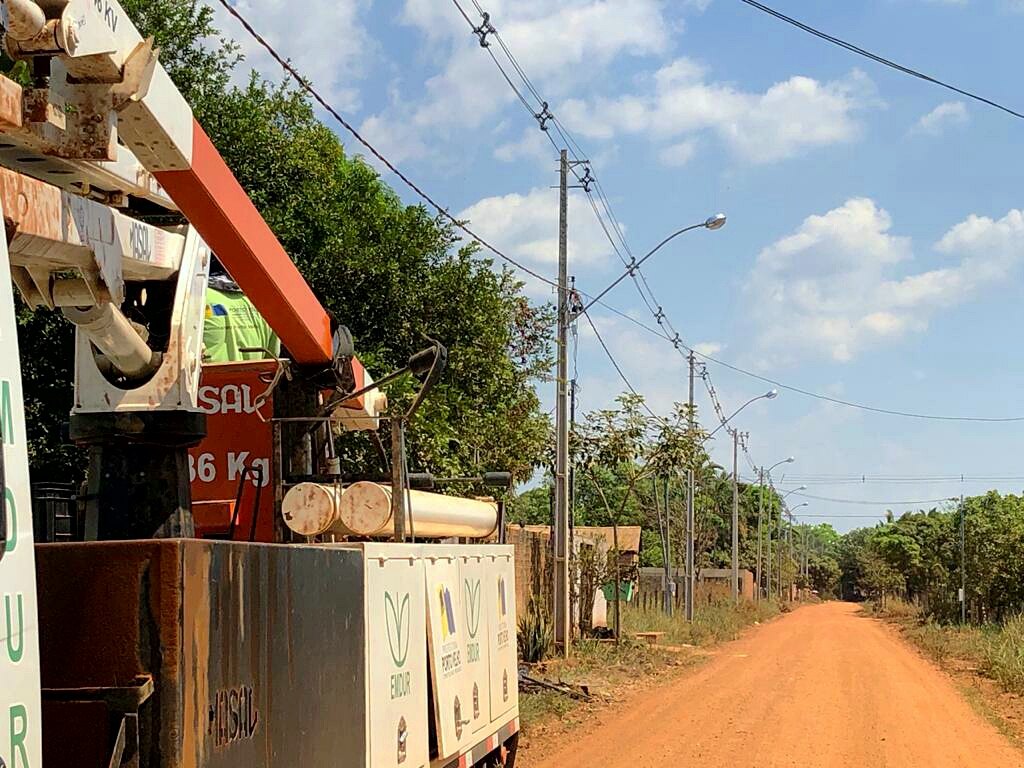 PEDIDO DE MÁRCIO MIRANDA: Emdur realiza serviço de iluminação pública em várias ruas