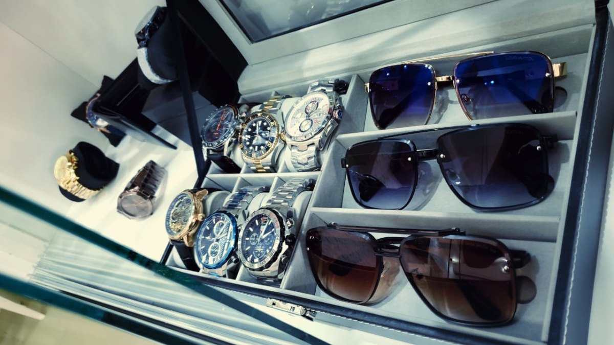 Óculos solar, armações receituário e variedade em acessórios