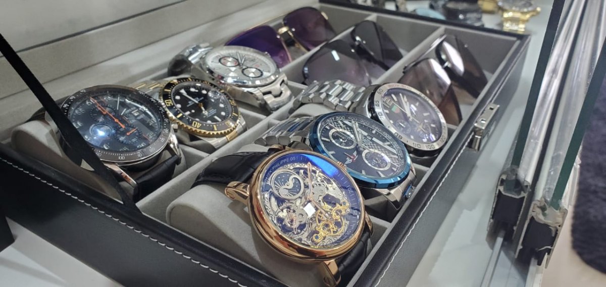 Óculos solar, armações receituário e variedade em acessórios