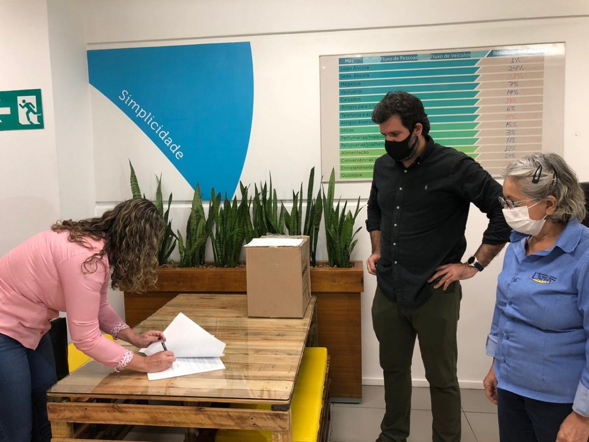 Porto Velho Shopping doa 400 kits de exame de covid-19 ao Lacen