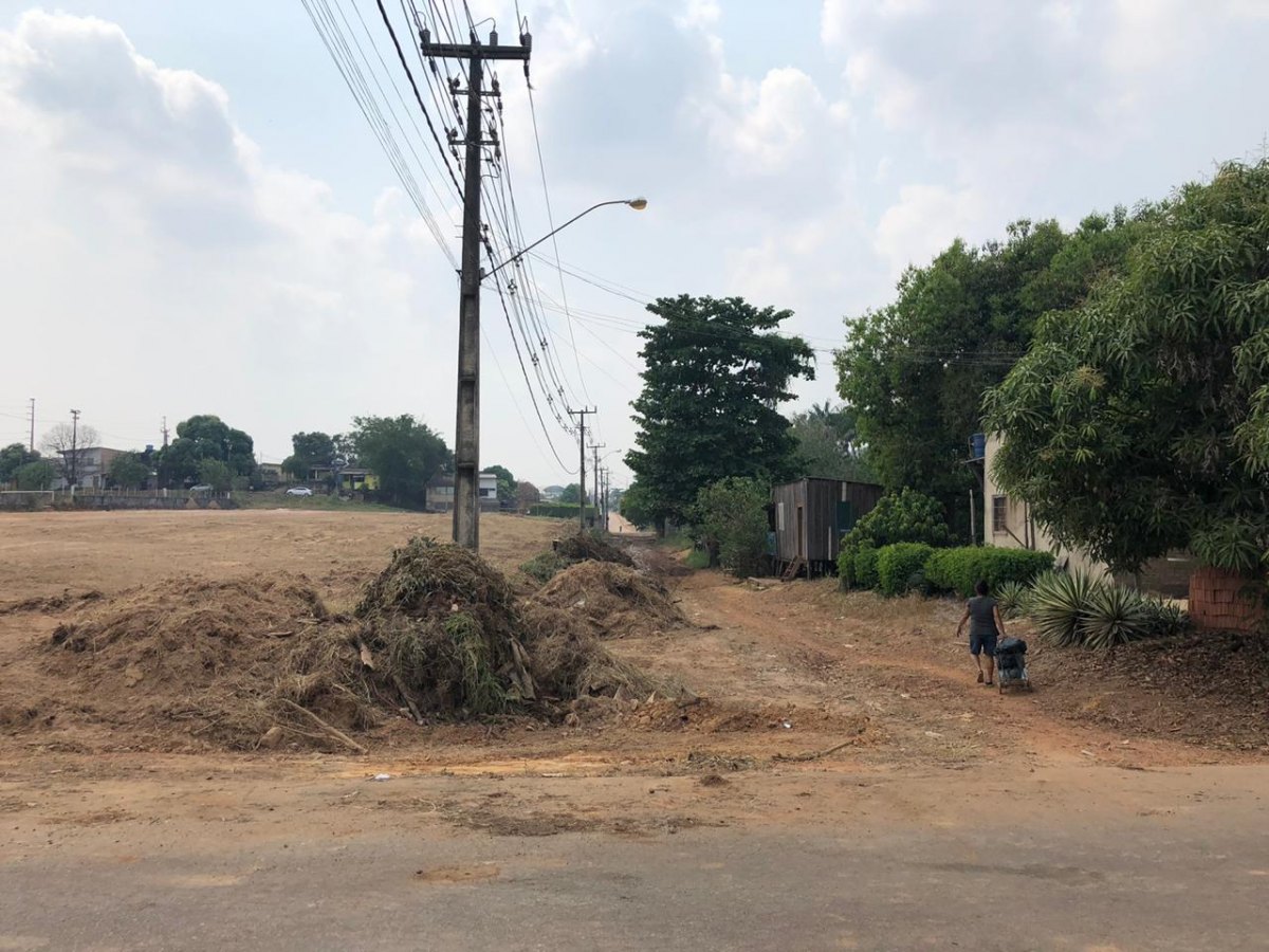 BAIRRO AREAL: Vereador Márcio Miranda cumpri solicitação de moradores e feirantes