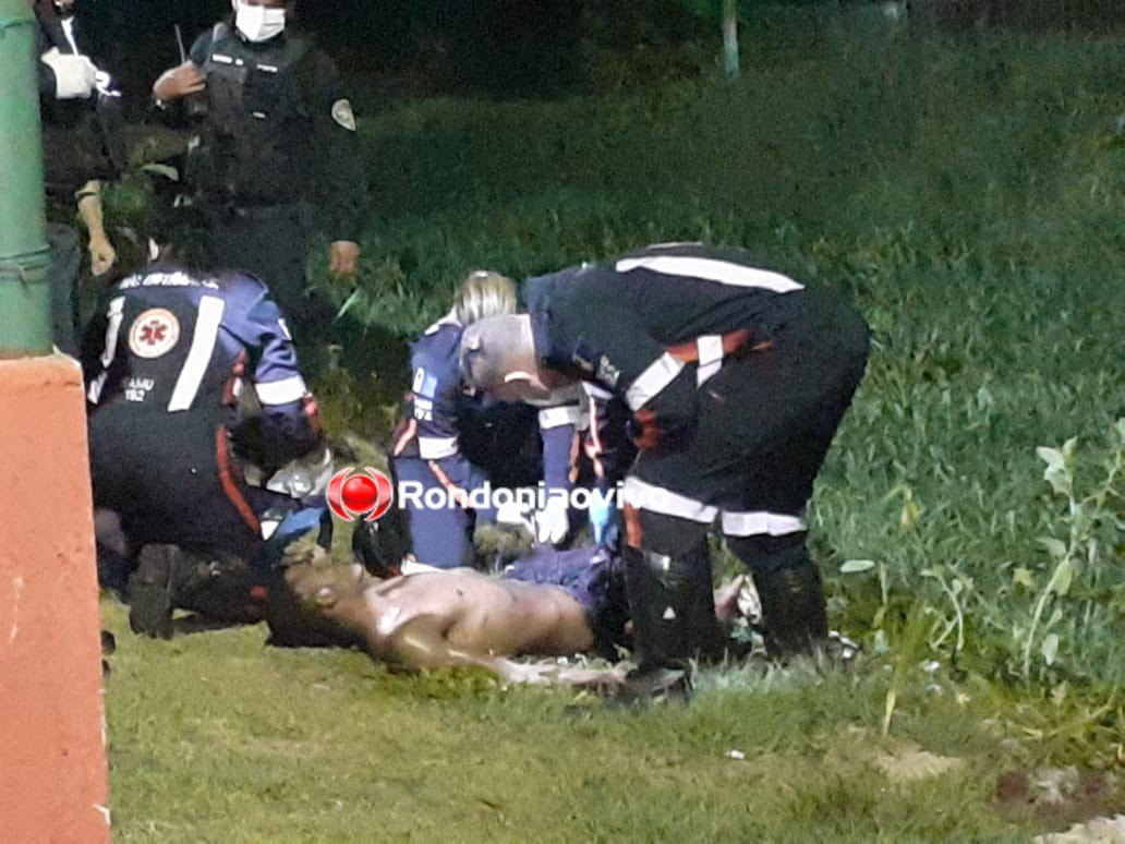 NO CENTRO: Após tentar matar PM a facadas em praça, homem acaba baleado dentro de vala