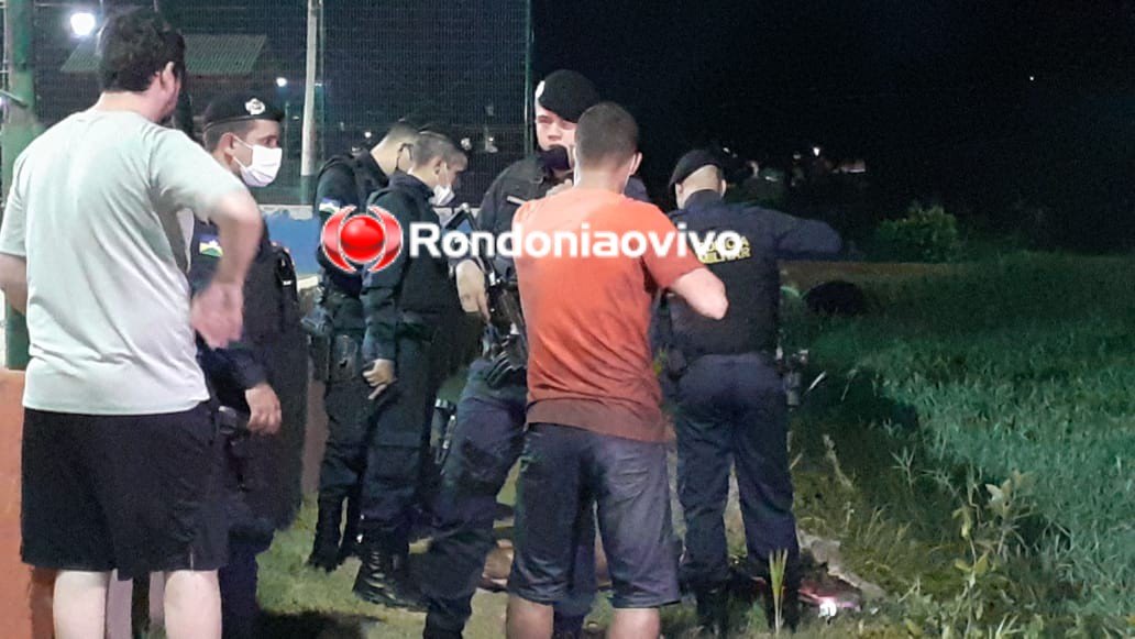 NO CENTRO: Após tentar matar PM a facadas em praça, homem acaba baleado dentro de vala