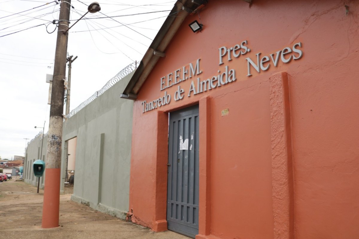 EDUCAÇÃO: Alex Silva entrega centrais de ar para a escola Tancredo Neves