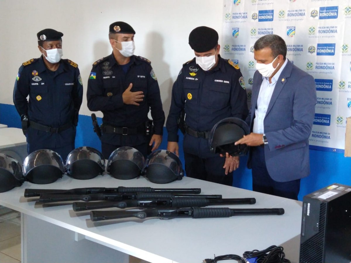 DEPUTADO: Alex Silva entrega armamentos e equipamentos de proteção à Policia Militar