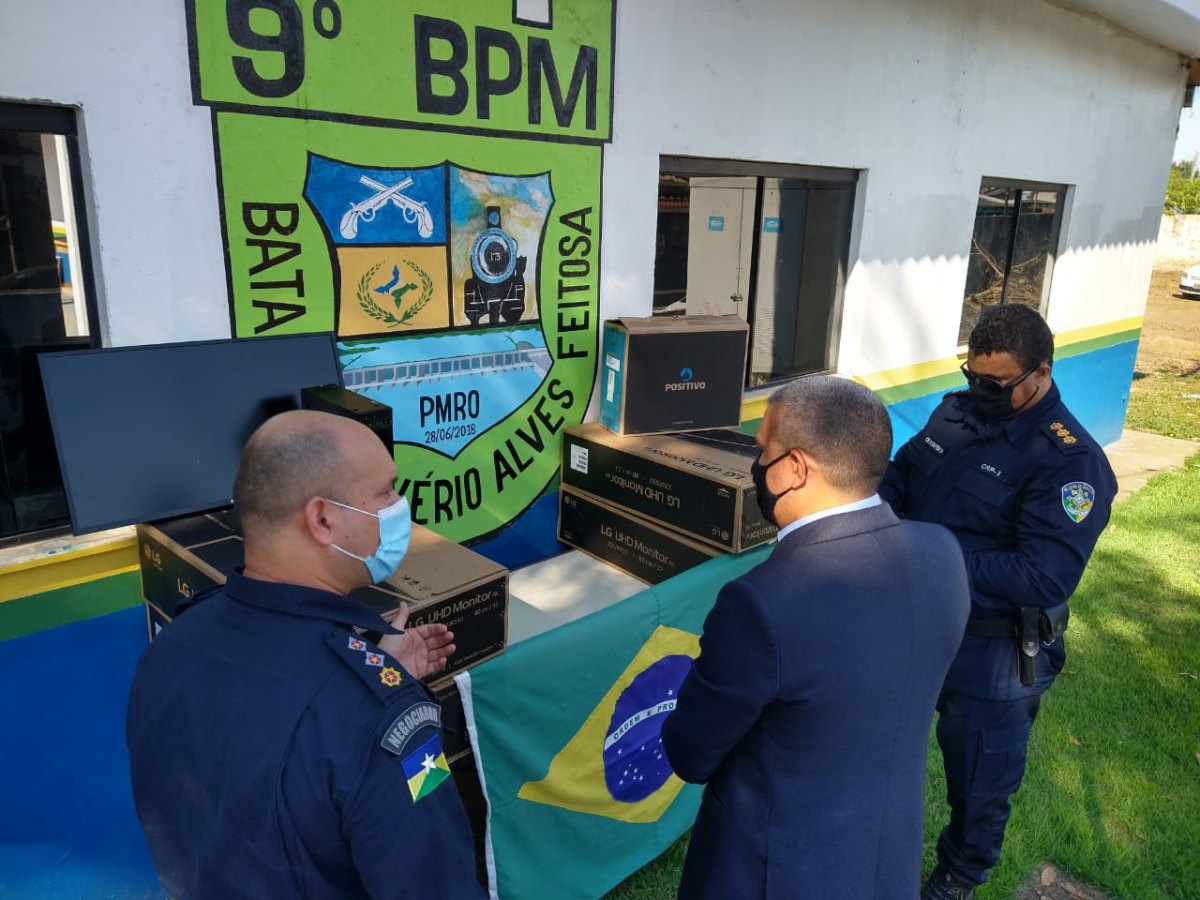 DEPUTADO: Alex Silva entrega armamentos e equipamentos de proteção à Policia Militar