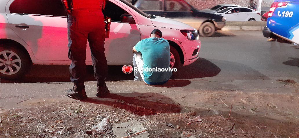 CERCO POLICIAL: Bando é preso armado em carro após assaltar adolescente 