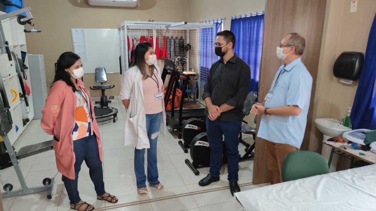 RECURSOS: Anderson realiza entrega oficial de equipamentos de fisioterapia para a APAE 