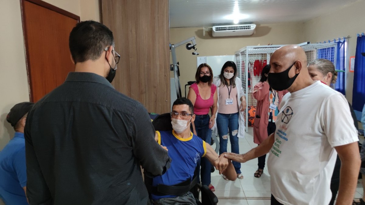 RECURSOS: Anderson realiza entrega oficial de equipamentos de fisioterapia para a APAE 