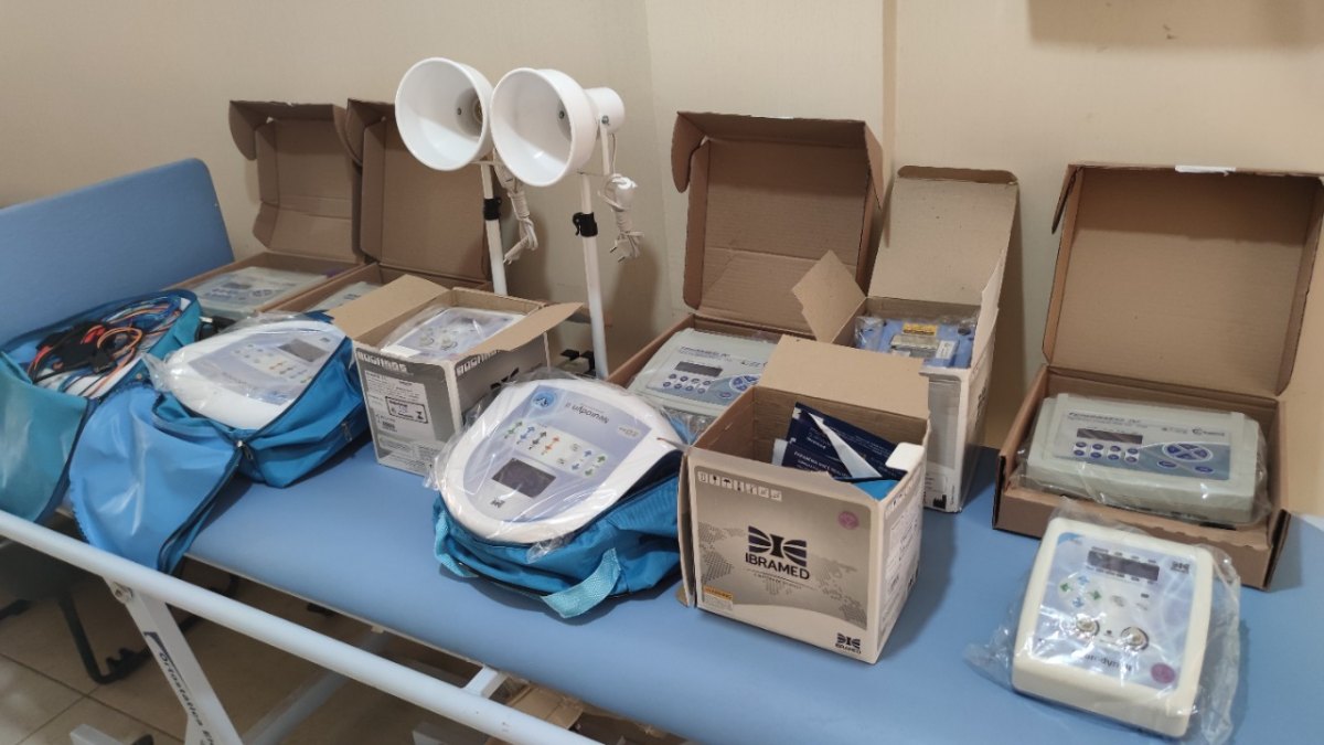 RECURSOS: Anderson realiza entrega oficial de equipamentos de fisioterapia para a APAE 