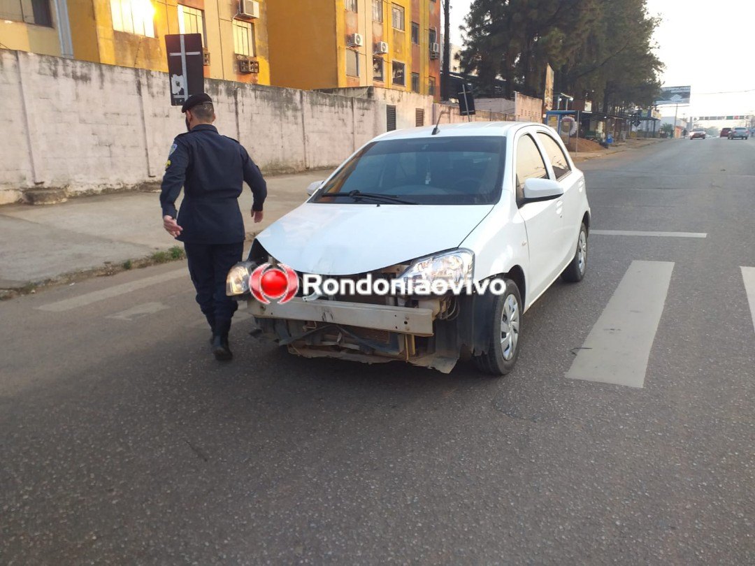 NA FAIXA: Acidente envolvendo três veículos deixa motociclista ferido