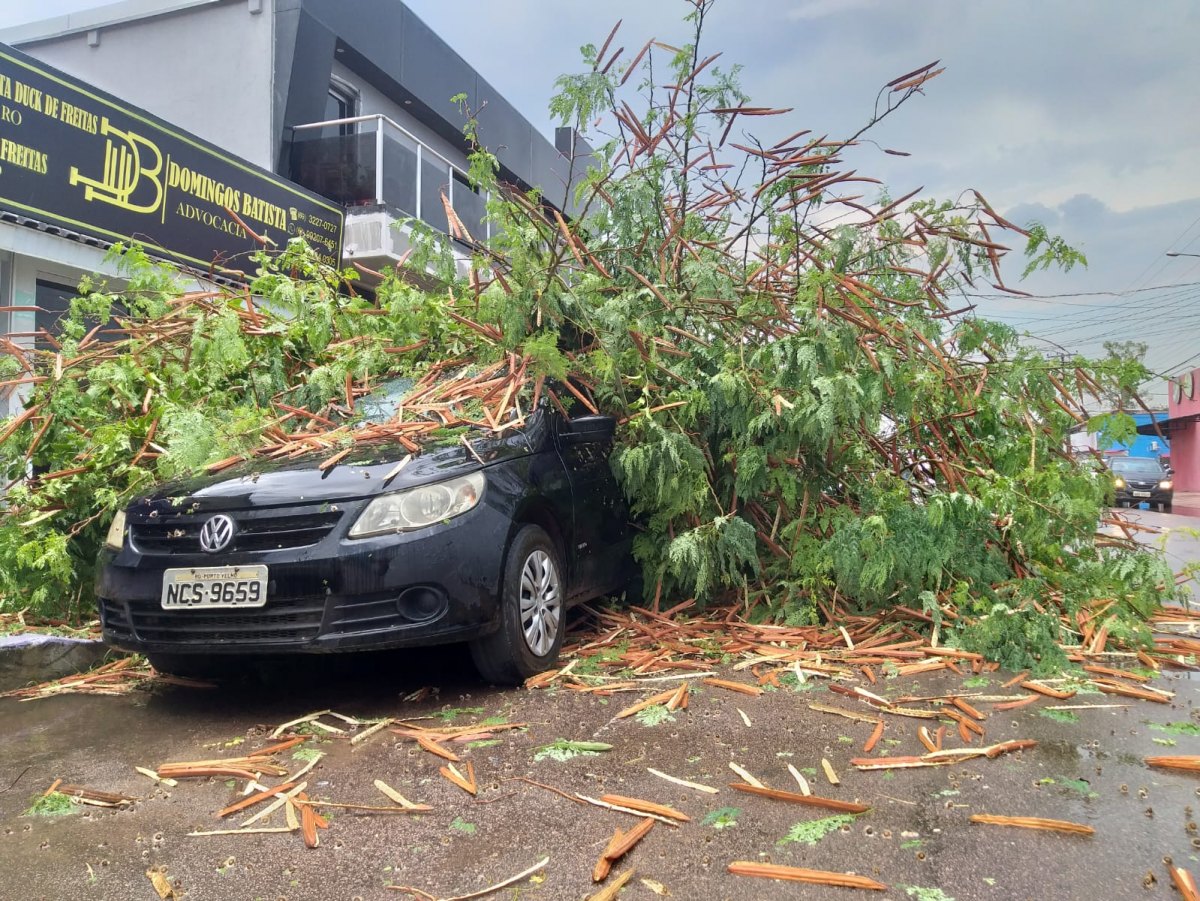 DESTRUIÇÃO: Fortes ventos e chuva intensa causam prejuízos em Porto Velho