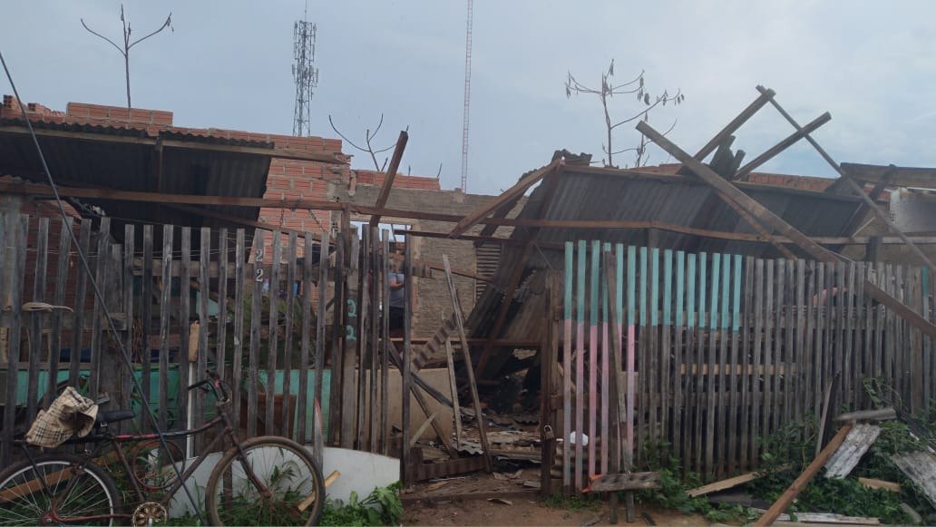 PERDEU TUDO: Ventania destrói casa e por pouco não mata garotas em Porto Velho
